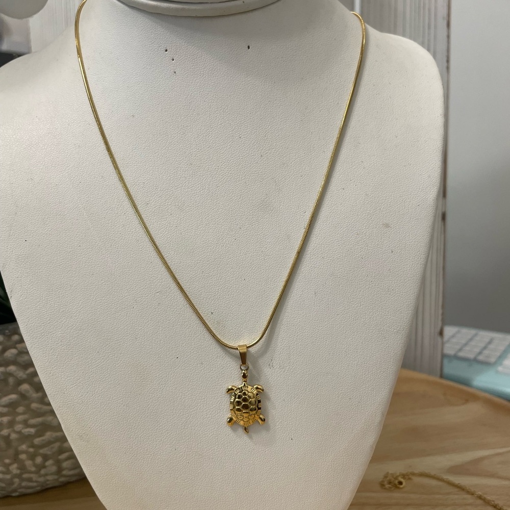 SHIVE STATEMENT NECKLACE